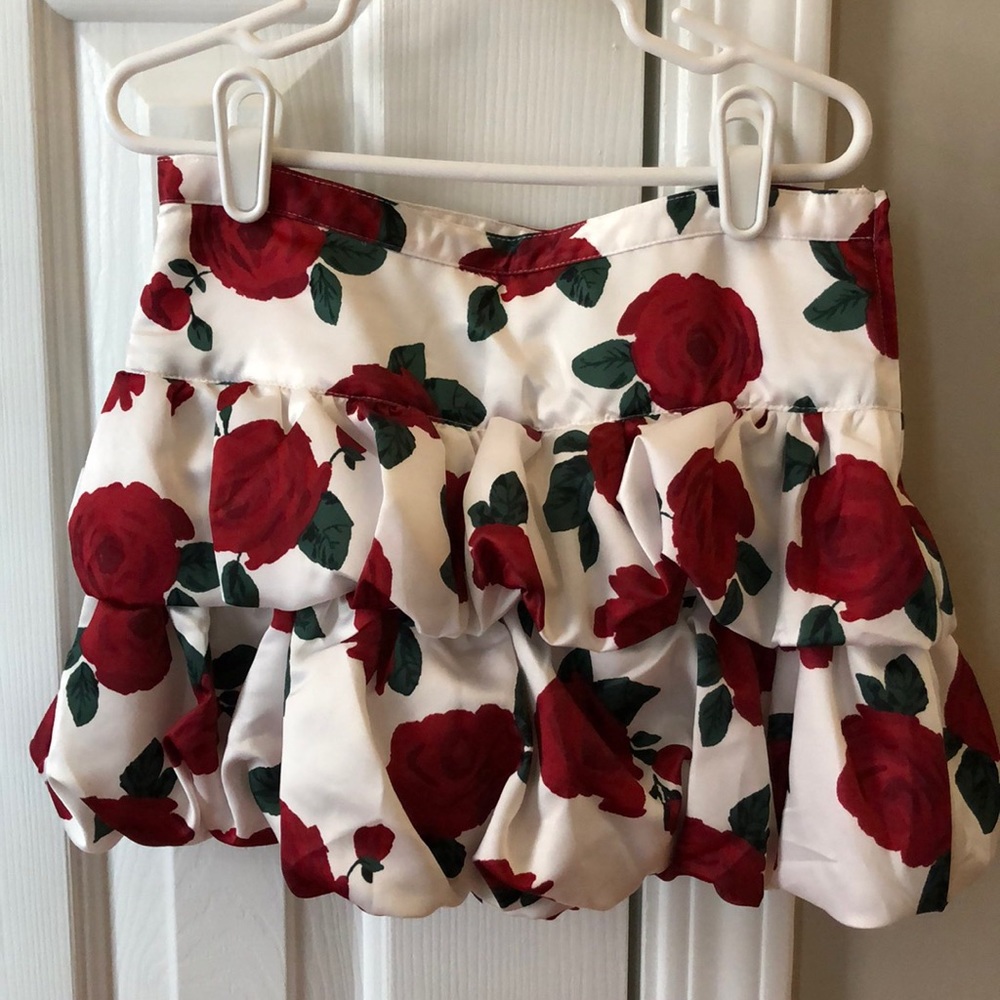 Girls tiered skirt. Lined. Side zip. Machine wash.